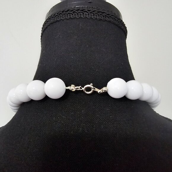 Red & White Retro Large Chunky Beaded Necklace - Picture 9 of 10